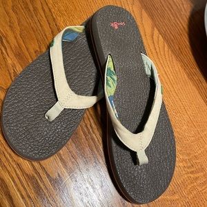 Sanuk Flipflops Size 9